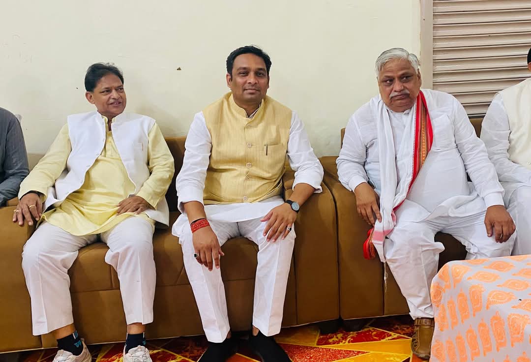 आज अपरान्ह मध्यप्रदेश के यशस्वी मुख्यमंत्री आदरणीय <a href="/DrMohanYadav51/">Dr Mohan Yadav</a> जी के साथ मुरैना से लोकप्रिय सांसद श्री <a href="/shivmangal4bjp/">Shiv Mangal Singh Tomar (मोदी का परिवार)</a> जी के सुपुत्र के विवाहोत्सव कार्यक्रम में उनके पैतृक ग्राम- नवली (मुरैना) में सम्मिलित होकर शुभकामनाएं प्रेषित की।

इसके उपरांत सभी के साथ भोजन हुए।