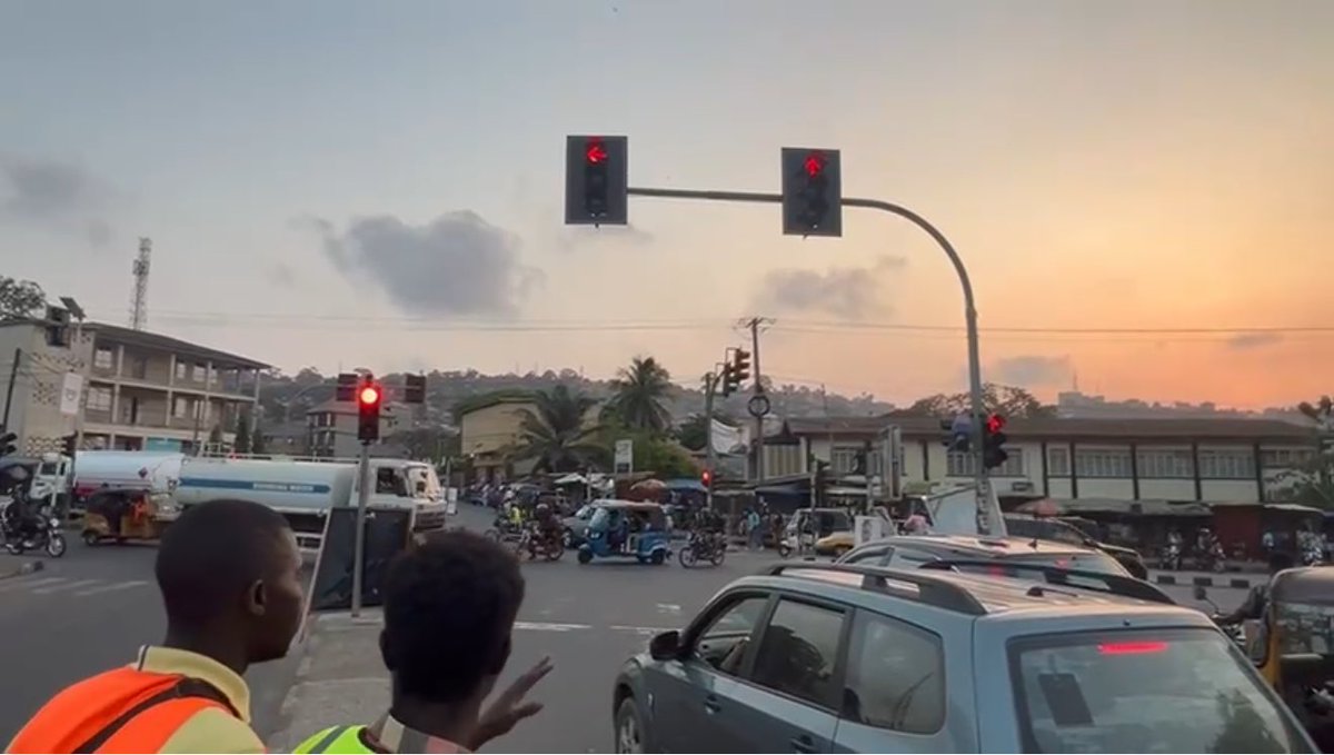 The MTA, in collaboration with the World Bank, SLRA, Aries Engineering Company, has successfully installed and switched on the traffic lights at “The Lodge” in Brookfields—out of service since 2016. This achievement brings the total to 8 intersections rehabilitated in Freetown