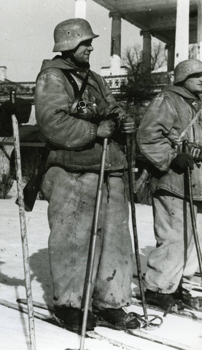IIIReichguerra's tweet photo. 8/1/1942,URSS: en el Frente de Voljov, el general español Muñoz Grandes recibe la orden de socorrer a los 543 alemanes cercados en #Vsvad, en el sur del lago Ilmen. El comandante español decide enviar en socorro a los camaradas alemanes a la recién creada Compañía de Esquiadores. https://t.co/NR8mVD5ibk