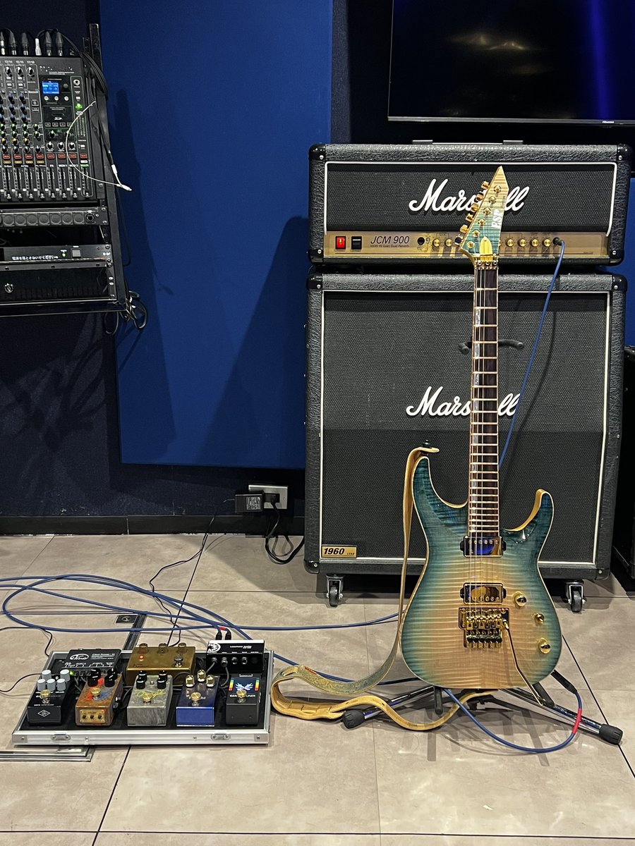 krrn_'s tweet photo. この間my new gearしたESP HORIZONで
スタジオ入り✌️ https://t.co/hLeBN1uXqv