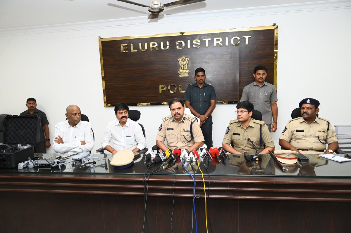 SpEluruDistrict's tweet image. ఈ డ్రోన్లను **ఏలూరు రేంజ్ ఐజీ శ్రీ GVG అశోక్ కుమార్ IPS** గారి చేతుల మీదుగా, **జిల్లా ఎస్పీ శ్రీ కె. ప్రతాప్ శివ కిషోర్ IPS** గారికి అందజేశారు.
#EluruPolice #ModernTechnology #DroneSupport #AvantiFeeds #CorporateSocialResponsibility #AndhraPolice #SmartPolicing #PublicSafety