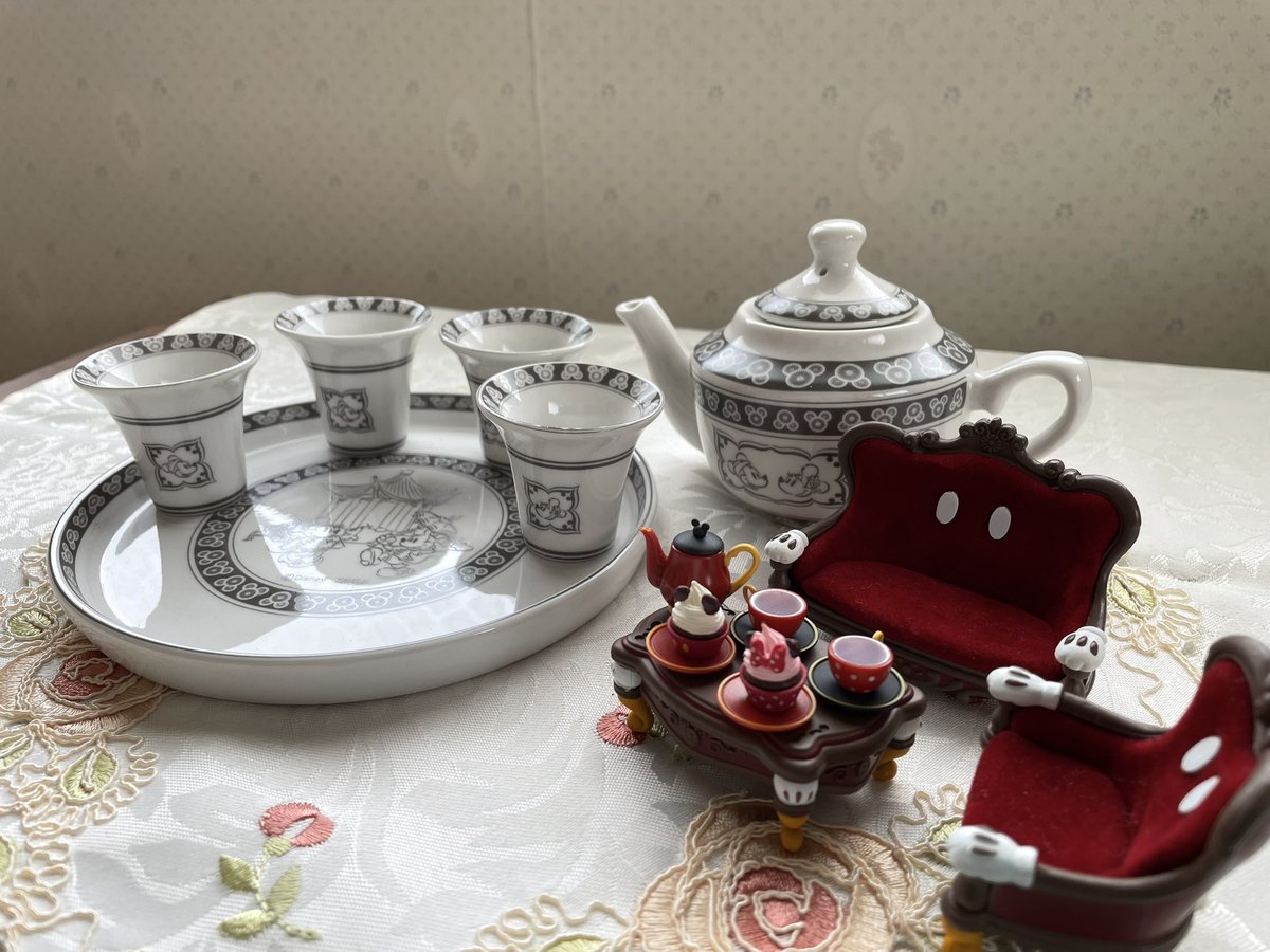 yyrsk1's tweet photo. 郡山に行った時��って来た『ミッキーの中国茶の茶器セット』
��にあるフィギュアとお茶会のはずが、ミッキーは姪っ子の家に出張中だった😱💦
ご主人のいないお茶会に😅
帰りきたら仲間たちとお茶会しようね🫖🧁

#お茶会
#ディズニー
#フィギュア https://t.co/Tghpa29VTc