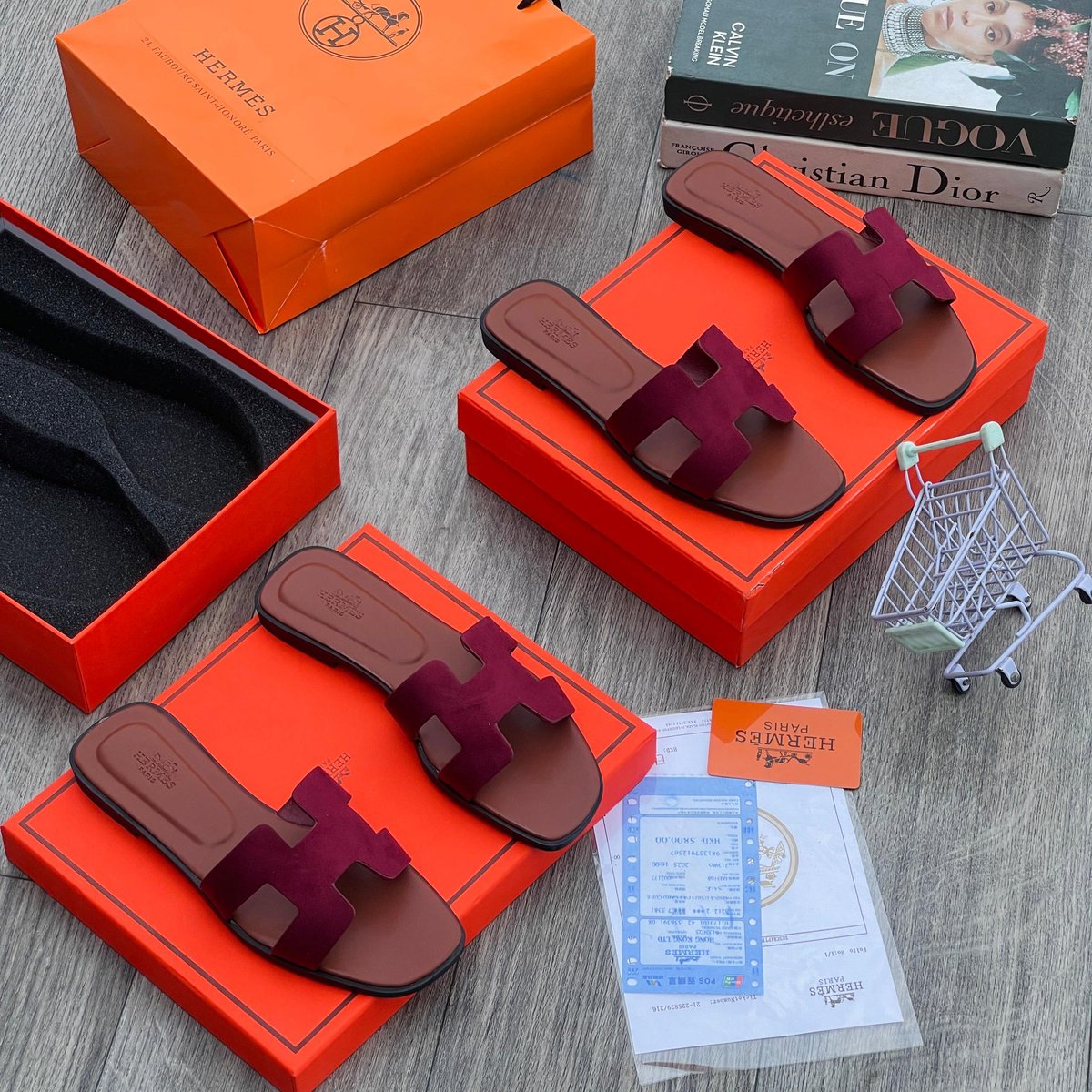 CWears365's tweet photo. LUXE HERMES SLIPPERS*

SIZE:37-43*

PRICE: 32,500

#ENUGU #benin #africa Davido Asake NYSC Burna ##kano #jos 
#Wizkid  Naira  #cameroon Davido Wizkid Akpi Laho Shettima Nyesom wike
 Olamide Timeless https://t.co/i3QDc8h1pP