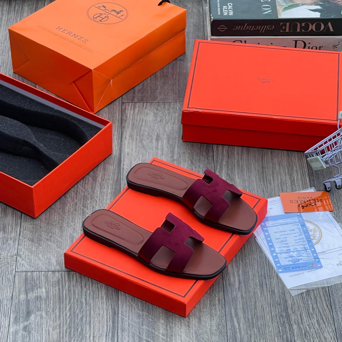 CWears365's tweet photo. LUXE HERMES SLIPPERS*

SIZE:37-43*

PRICE: 32,500

#ENUGU #benin #africa Davido Asake NYSC Burna ##kano #jos 
#Wizkid  Naira  #cameroon Davido Wizkid Akpi Laho Shettima Nyesom wike
 Olamide Timeless https://t.co/i3QDc8h1pP