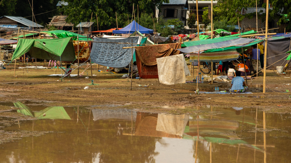 Mewn rhai mannau ym Myanmar, dinistriwyd  1 mewn 3 cartref gan y daeargryn.

Gyda chynifer o bobl nawr yn byw mewn llochesi dros dro, a'r tymor monsŵn ar y gorwel, mae angen mwy o help ar elusennau DEC i ddarparu cymorth hanfodol.

I gyfrannu: bit.ly/DECMyanmarEart…