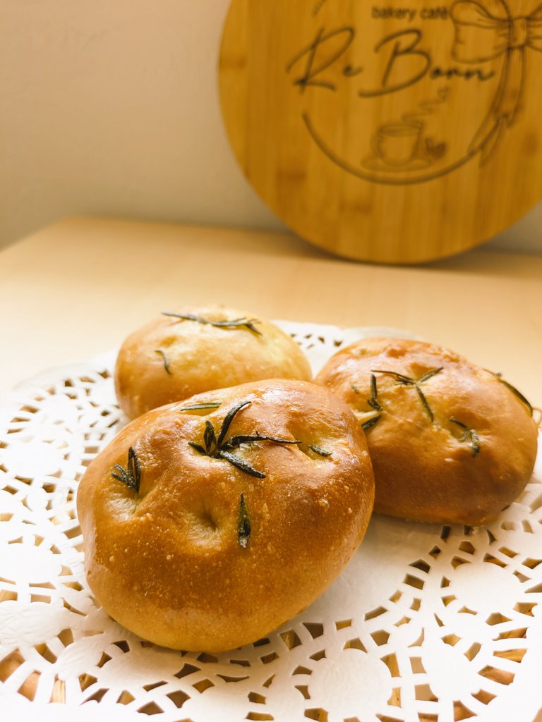 Bakerycafe33246's tweet photo. ローズマリーが香るフォカッチャ💕
なんて幸せな時間なんでしょう(*˘︶˘*).｡.:*♡
小ぶりで可愛いサイズ感(♥ó㉨ò)ﾉ

 #ReBorn
 #九十九里 
 #片貝
 #フォカッチャ
 #美味しいは世界を救う
 #ローズマリー香る
 #隠れ家
 #小さなベーカリーカフェ https://t.co/0q7QsCq0Cn