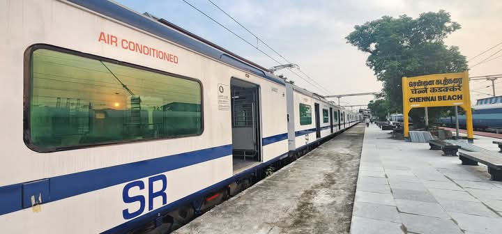 trainwalebhaiya's tweet image. Chennai gets its 1st AC local train! Launched today, this 12-coach EMU runs from Chennai Beach to Chengalpattu, built by ICF.
Features: automatic doors, CCTV, 5700 pax capacity. A cool ride for the hot summer!
#Chennai #ACLocal #IndianRailways #railnews