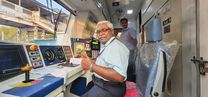 trainwalebhaiya's tweet image. Chennai gets its 1st AC local train! Launched today, this 12-coach EMU runs from Chennai Beach to Chengalpattu, built by ICF.
Features: automatic doors, CCTV, 5700 pax capacity. A cool ride for the hot summer!
#Chennai #ACLocal #IndianRailways #railnews