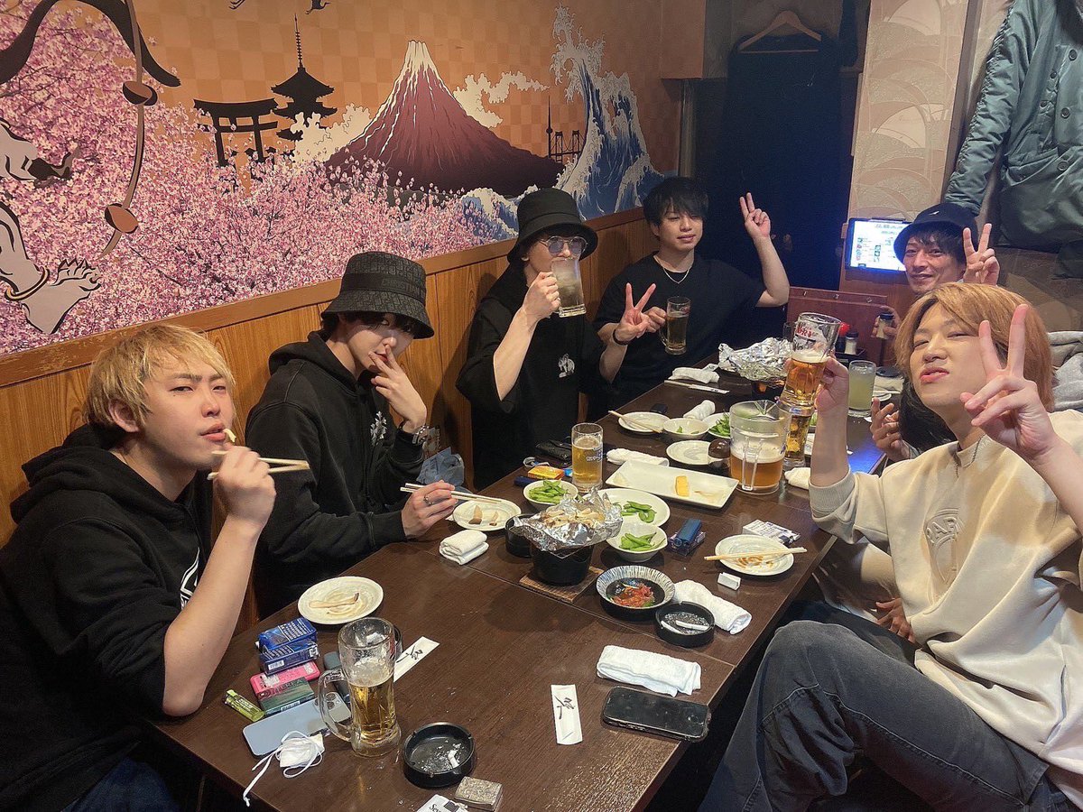 髪型/髪色/ネイル/アクセ ピアス/ヒゲ/タトゥー など なんでもOK❣️
★【チームワーク抜群】 イベントや、お店を盛り上げるためのアイディア、 お客様に楽しんでもらうためのアイディアは、 皆で協力して考えてます⭐️
詳細、応募、問い合わせはDMください🥰