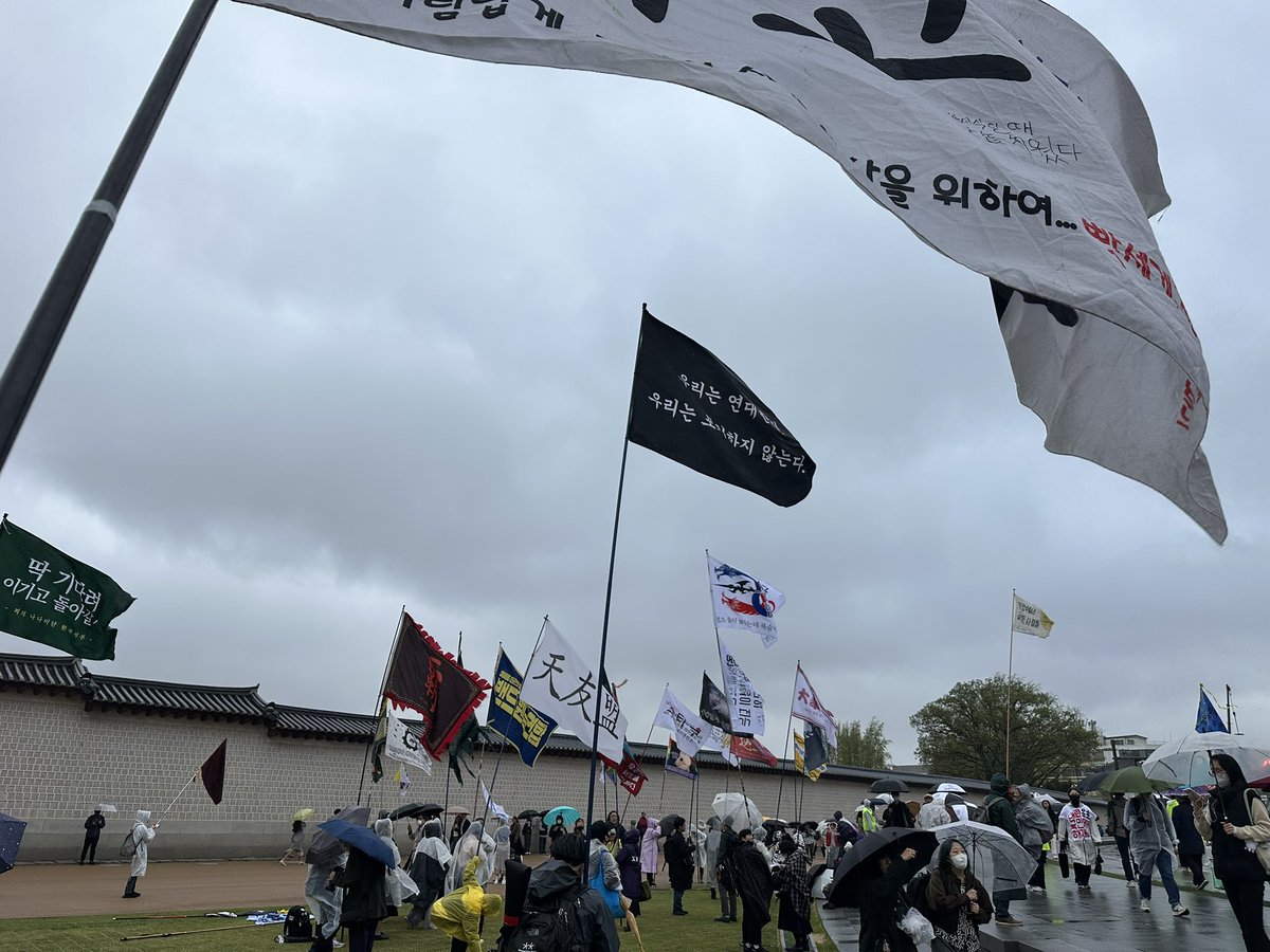 몸 상태가 완전하지 않아서 좀 쉴까 하다 광화문에...