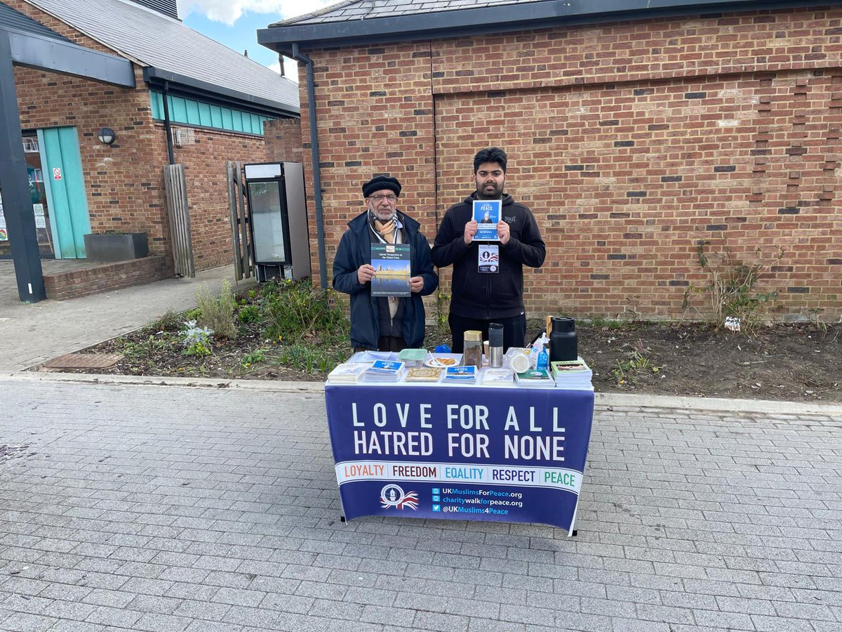 nr_amea's tweet photo. On Thursday 17th April, Muslims from the Upper Mitcham Chapter of AMEA UK around the village of #Merstham with their outreach programme, discussing peace with local members!
#Love4AllHatred4None
@charitywalk_uk 
@ukmuslims4peace
@Ansarullah_UK
#ReigateandBanstead https://t.co/vpq3byKq8v