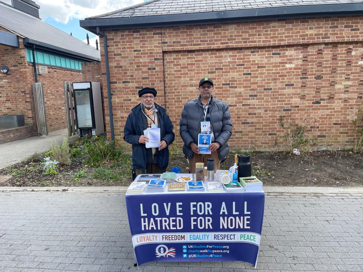 nr_amea's tweet photo. On Thursday 17th April, Muslims from the Upper Mitcham Chapter of AMEA UK around the village of #Merstham with their outreach programme, discussing peace with local members!
#Love4AllHatred4None
@charitywalk_uk 
@ukmuslims4peace
@Ansarullah_UK
#ReigateandBanstead https://t.co/vpq3byKq8v