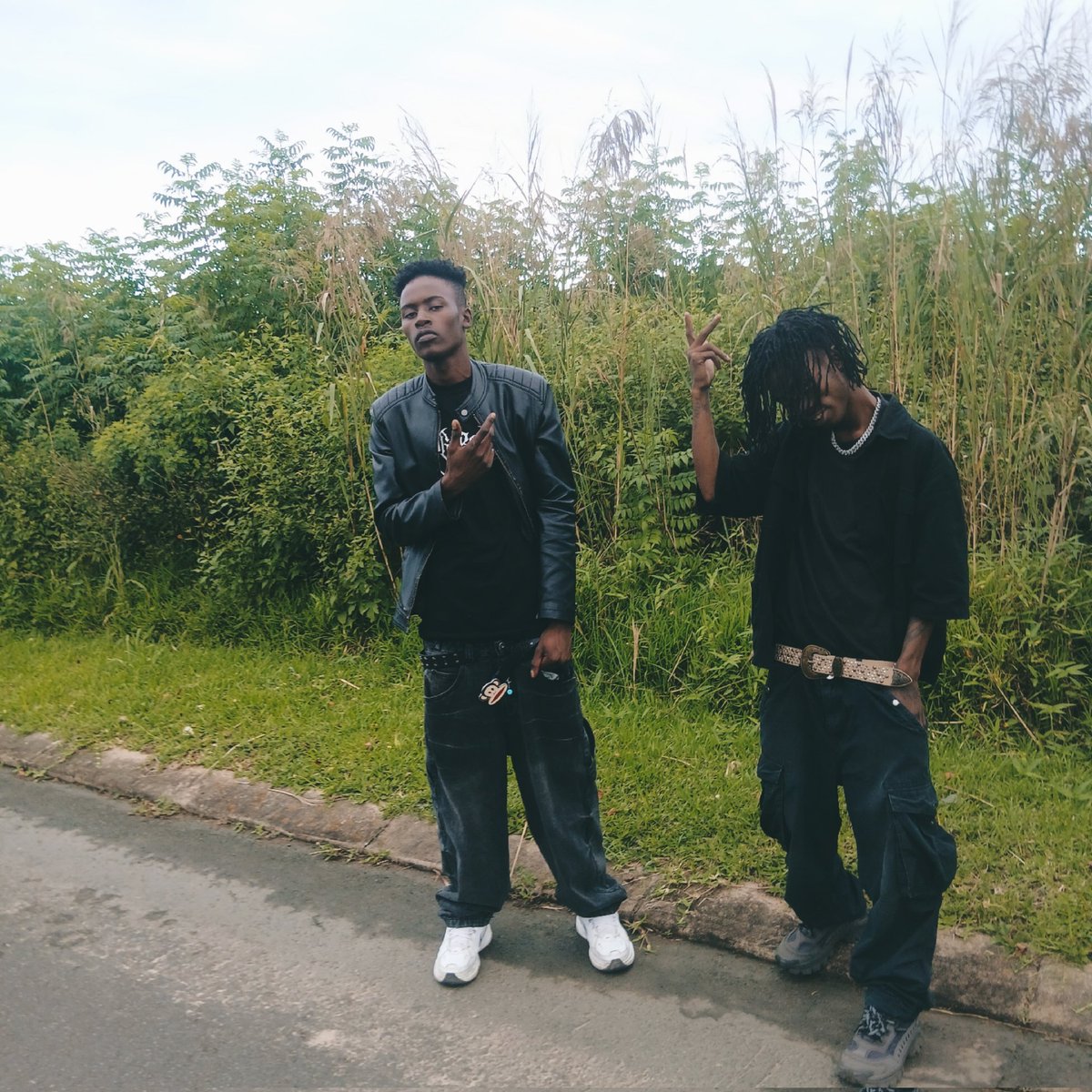 tjaydakidd_'s tweet image. outside with twin

#rockstarlife #ragemusic #emo #heavymetal