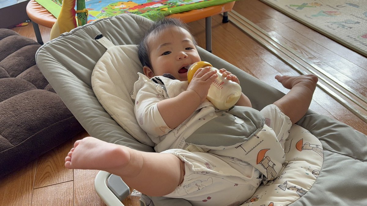 ほんまに気付いたら毎日夜中やし1日経ってるし1週間経ってるし1ヶ月経ってる。
世間から取り残されてる感半端ない。
息子に邪魔されるからSNSどころかみてねすら追いつかん💦
一時期情緒乱れかけたけどほんのちょっと心に余裕できてきた✨
つか暑っ。子どもらの服ー🤣

#年子育児 #1才5ヶ月差兄妹