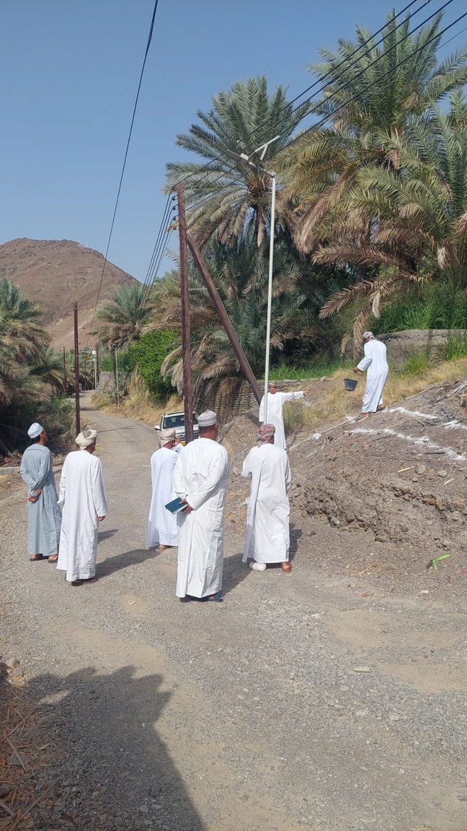 من لقاء اللجنة المعنية بمشروع توسعة الطريق الداخلي الرابط بين حواير الحيملي القديمة (الغريفة/الحجرة/الخطوة/الولجة) مروراً بالظاهر.حيث تم الوقوف على الأماكن التي ستشملها التوسعة واستقطاع أجزاء من الممتلكات الخاصة بالاهالي التي تمت الموافقة عليها.