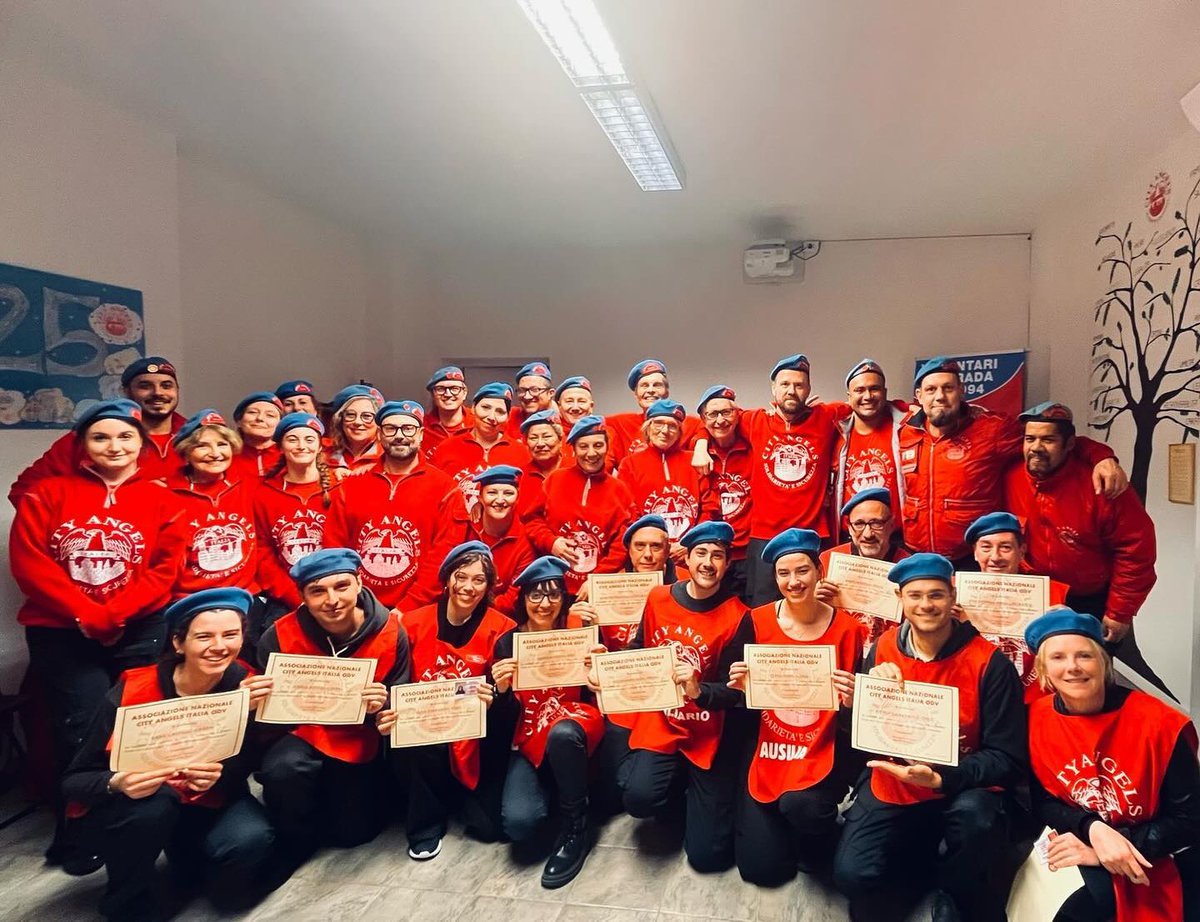 Buona Pasqua da me e dai nuovi City Angels di Milano, che hanno superato gli esami a pieni voti e da lunedì saranno attivi sulle strade per aiutare e proteggere!
Auguri di cuore da tutti noi! 
<a href="/CityAngelsItaly/">City Angels Italia</a> #CityAngels #volontariato #solidarietà #sicurezza