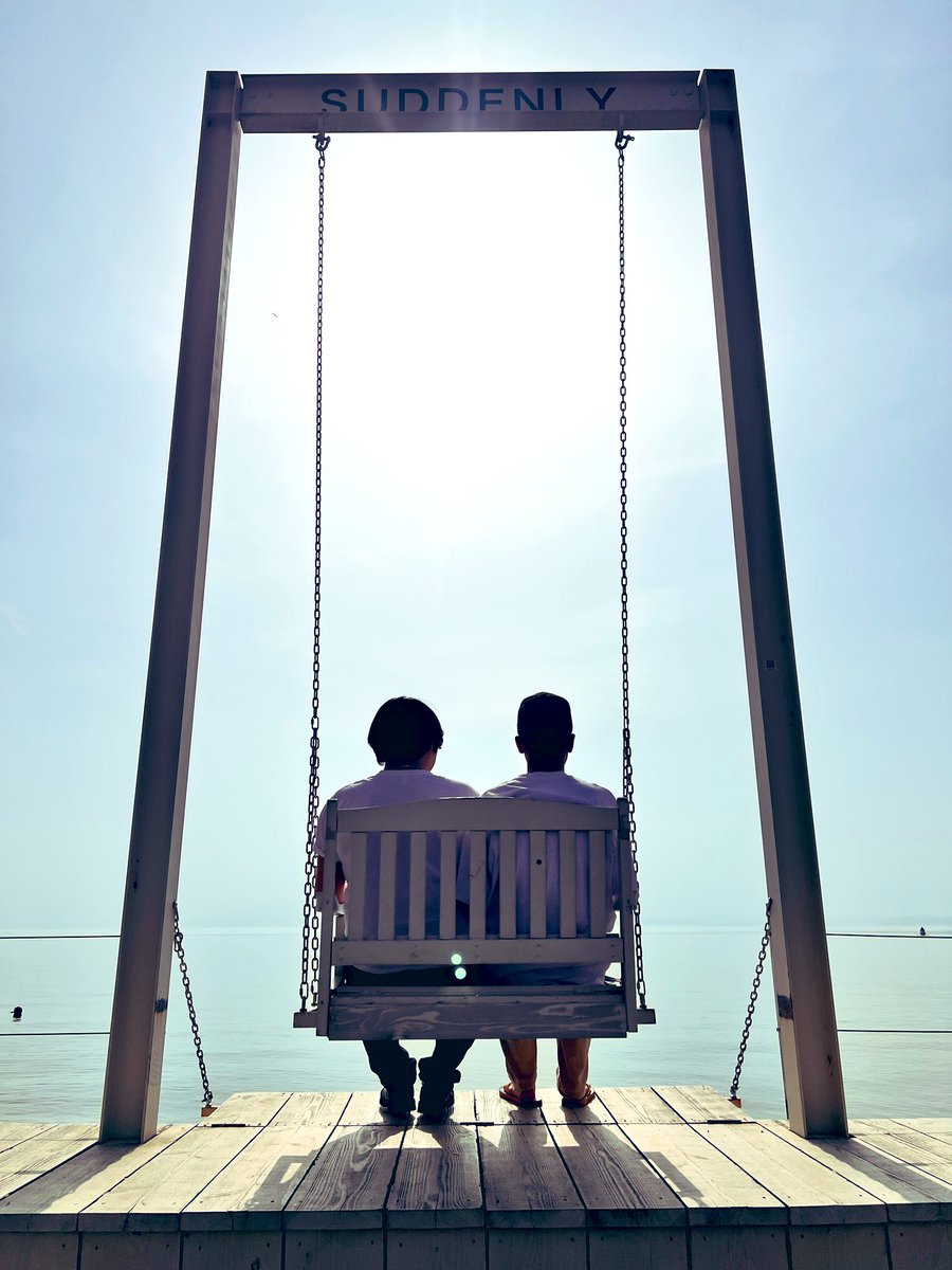 eito_staff's tweet image. 明日開催☀️

Various Values  OMIHACHIMAN 2025
瑛人の出演はサンシャインステージ
時間は14:25〜です🎼

美味しいハンバーガー屋さんに設置されていた大きなブランコで写真を撮ってみました！

良い写真！笑

#瑛人 @eito_official_
#小野寺淳之介 @juno_351 
#variousvalues @VariousValues25