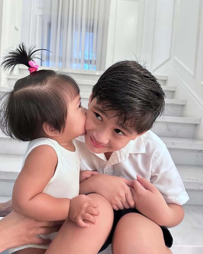 detikcom's tweet photo. #Foto Potret manis Rafathar dan Lily mencuri perhatian.
Kakak beradik ini saling memberi ciuman hangat yang menunjukkan kasih sayang mereka.
>> Cek lengkapnya di sini: https://t.co/6LVZrYHzFE
Foto: Instagram/Raffi Ahmad dan Nagita Slavina
#detikcom #Rafathar #Lily https://t.co/pa5gQuZp1L