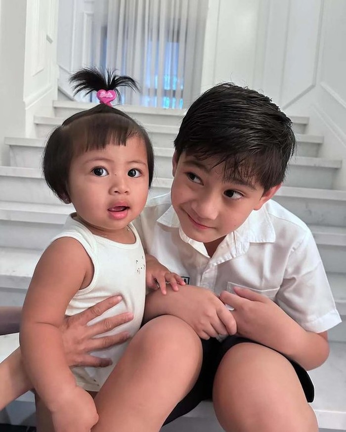 detikcom's tweet photo. #Foto Potret manis Rafathar dan Lily mencuri perhatian.
Kakak beradik ini saling memberi ciuman hangat yang menunjukkan kasih sayang mereka.
>> Cek lengkapnya di sini: https://t.co/6LVZrYHzFE
Foto: Instagram/Raffi Ahmad dan Nagita Slavina
#detikcom #Rafathar #Lily https://t.co/pa5gQuZp1L