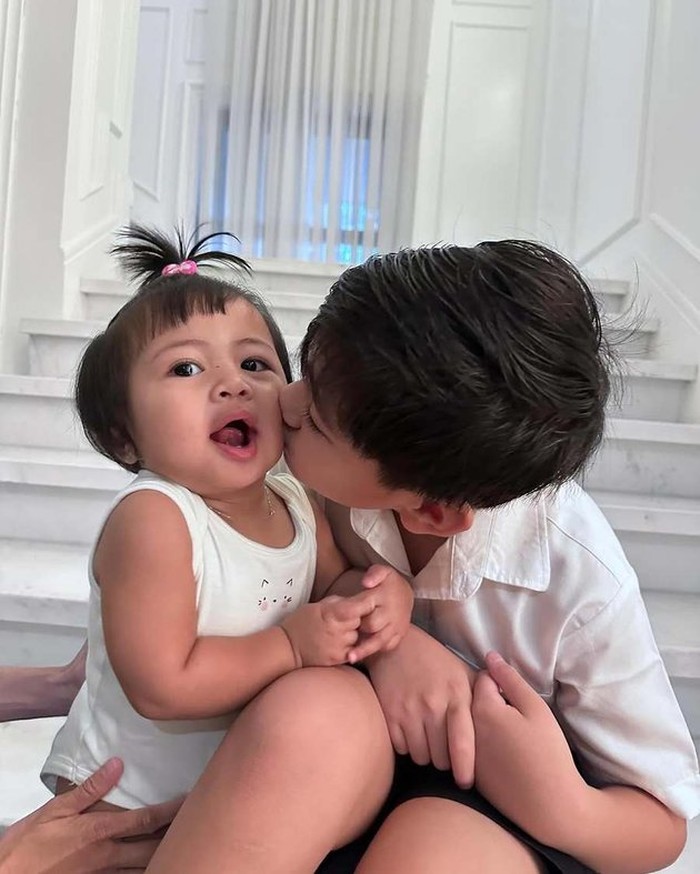 detikcom's tweet photo. #Foto Potret manis Rafathar dan Lily mencuri perhatian.
Kakak beradik ini saling memberi ciuman hangat yang menunjukkan kasih sayang mereka.
>> Cek lengkapnya di sini: https://t.co/6LVZrYHzFE
Foto: Instagram/Raffi Ahmad dan Nagita Slavina
#detikcom #Rafathar #Lily https://t.co/pa5gQuZp1L