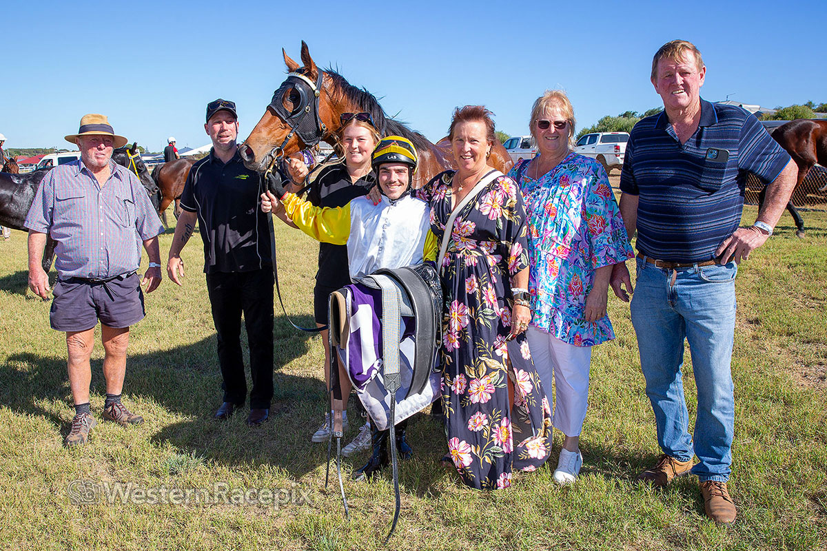 1st winner for Bailey Webster! COZZIES CHOICE - Dongara Sat 19th April #WesternRacepix #DongaraCupDay 

More 📸 westernracepix.com
