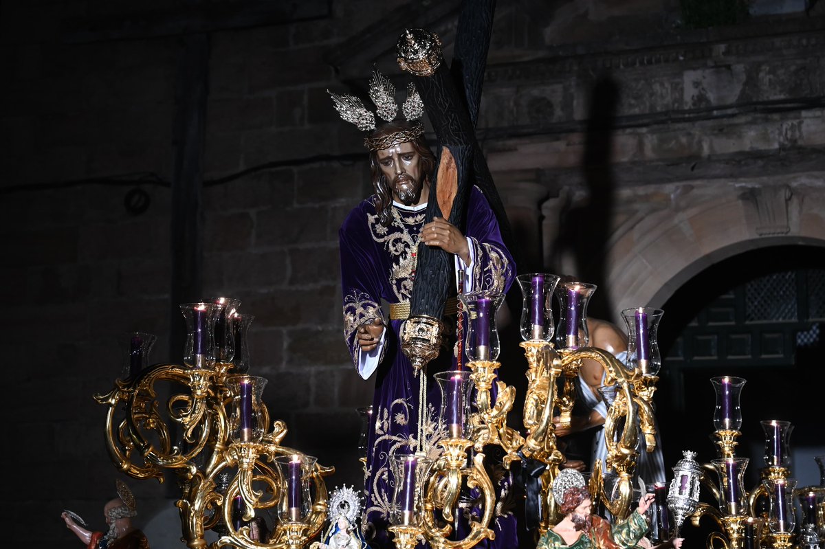 aytolinares's tweet photo. ⚪✝️ NAZARENO
@NazarenoLinares realizó su estación de penitencia en la madrugada y la mañana del Viernes Santo.

🕯️ Miles de personas salieron a las calles para acompañar a Ntro. Padre Jesús Nazareno, María Stma. del Mayor Dolor y San Juan Evangelista en su caminar. https://t.co/4LlNWhIrlH