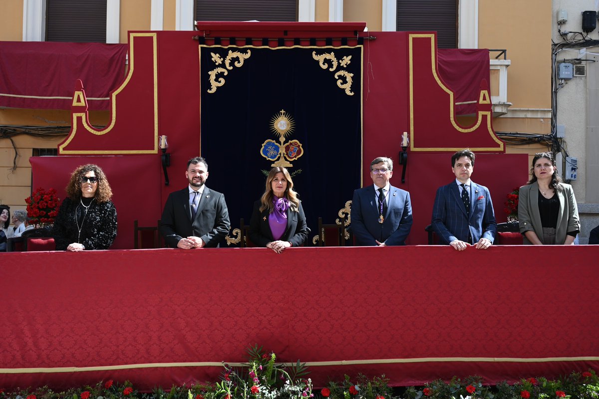 ⚪✝️ NAZARENO
<a href="/NazarenoLinares/">Nazareno de Linares</a> realizó su estación de penitencia en la madrugada y la mañana del Viernes Santo.

🕯️ Miles de personas salieron a las calles para acompañar a Ntro. Padre Jesús Nazareno, María Stma. del Mayor Dolor y San Juan Evangelista en su caminar.
