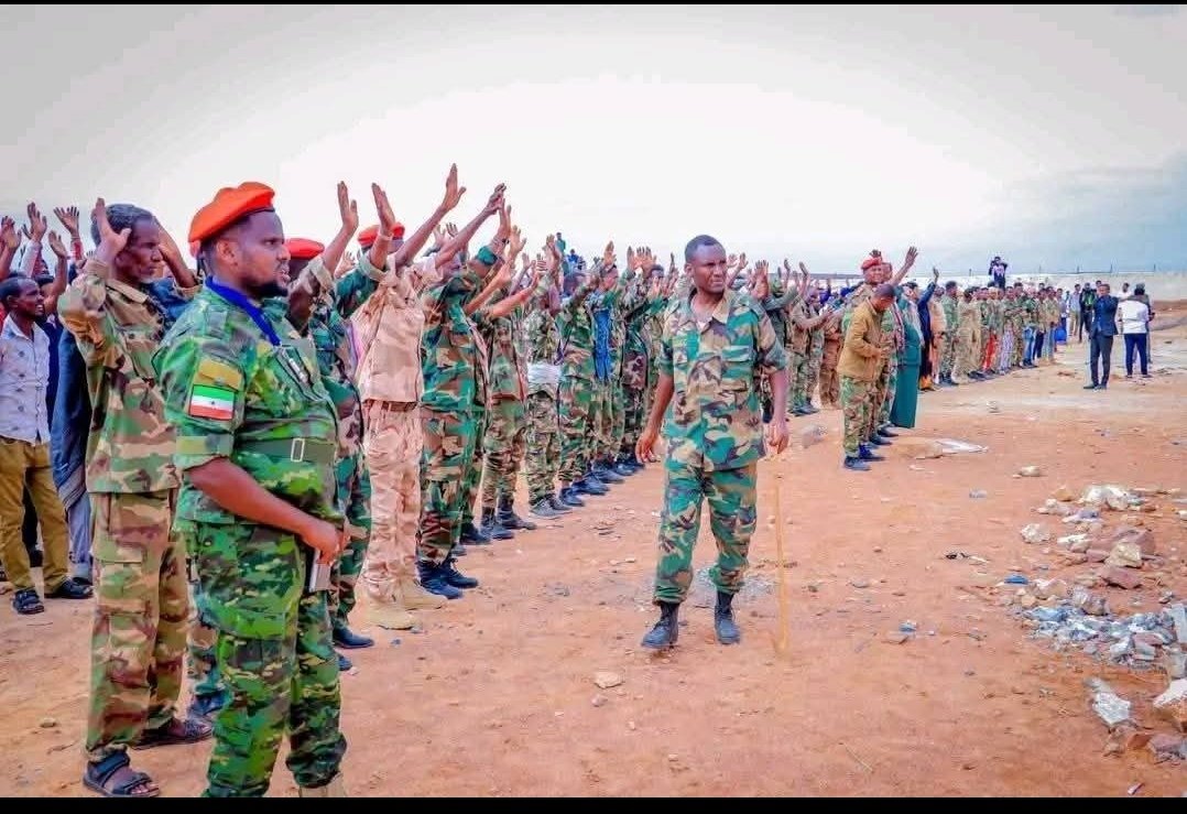 Oligarchow's tweet photo. #Toos Ciidamadii ugu badnaa #SSB Beelwaynta Reeryoonis Oo Si rasmiya maanta loogu wareejinayo Xukuumada Jamhuuriyadda Somaliland. 

Ciidamadan ayaa guulo balaadhan ka soo hooyay dagaalo badan oo ka dhacay jiidaha Sool  Saraaar iyo Buuhoodle https://t.co/5Rle30RqdK