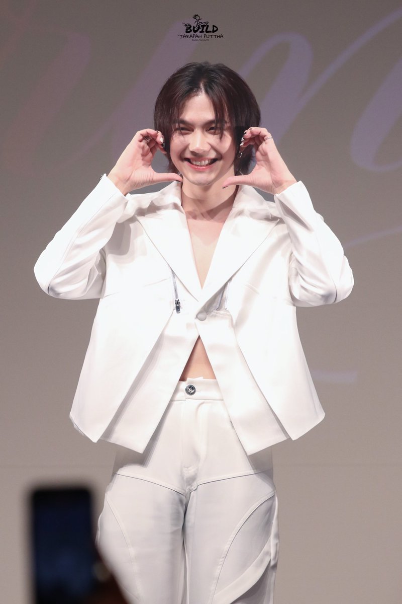 Build_FamilyFC's tweet photo. จ้องคอมแล้วตาเบลอ แต่ถ้าลองหันมาจ้องเธอแล้วจะได้… อะไรนะ? ได้ความน่ารักกลับปายยยยย ปิ้วๆ🔫💙✨💕

SPRING DATE WITH BUILD

#BuildJPFanmeeting2025

#BuildJakapan @JakeB4rever 
#Beyourluve https://t.co/37EYwN9quM