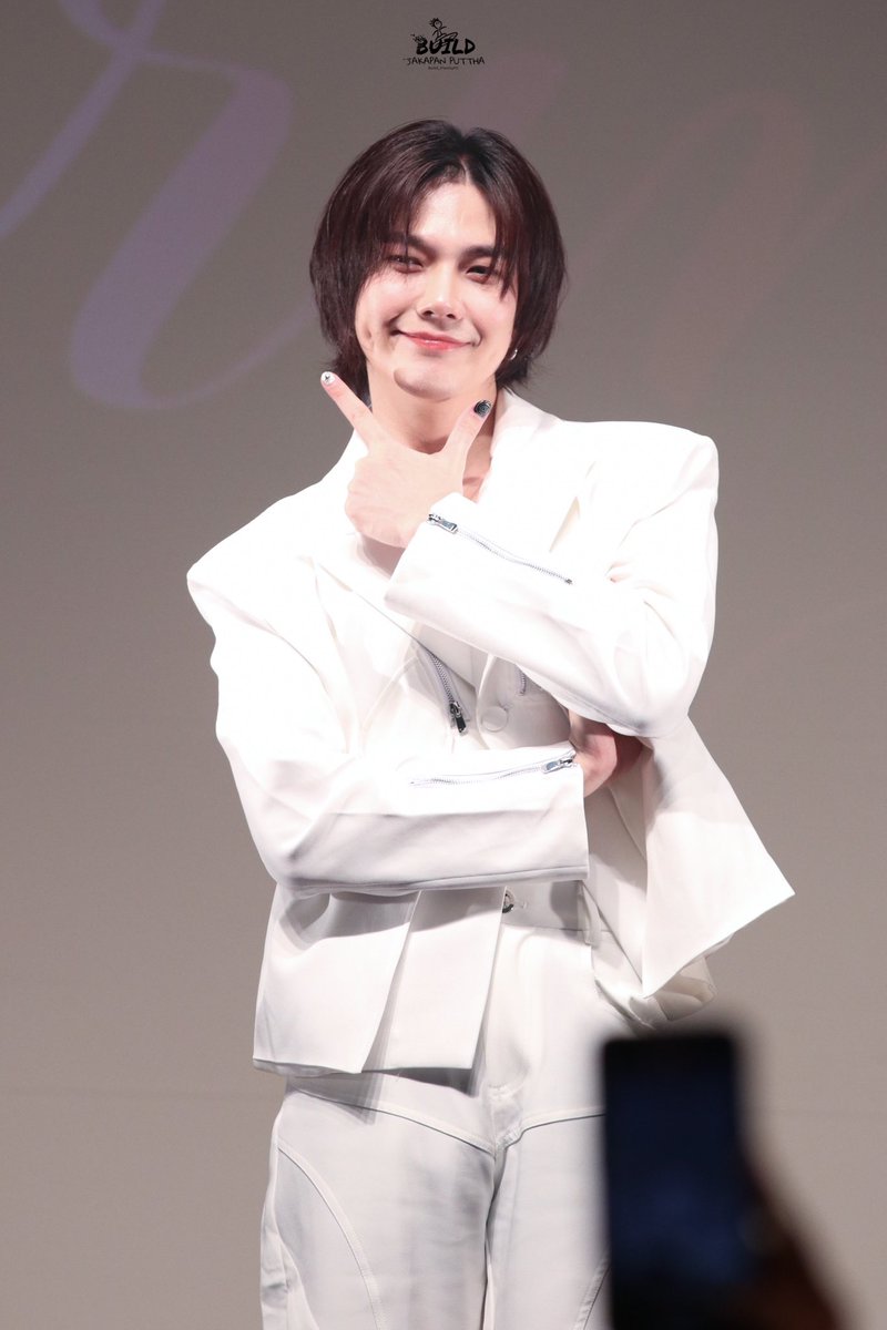 จ้องคอมแล้วตาเบลอ แต่ถ้าลองหันมาจ้องเธอแล้วจะได้… อะไรนะ? ได้ความน่ารักกลับปายยยยย ปิ้วๆ🔫💙✨💕

SPRING DATE WITH BUILD

#BuildJPFanmeeting2025

#BuildJakapan <a href="/JakeB4rever/">BIU.</a> 
#Beyourluve