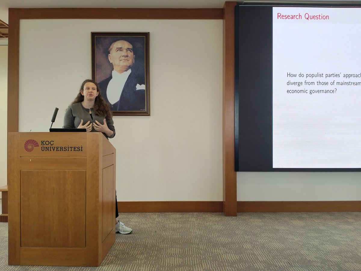 <a href="/ankarabilimuni/">Ankara Bilim Üniversitesi</a> <a href="/YildizEdu/">Yıldız Teknik Üniversitesi</a> At #TCSS2025: Melike Ayşe Kocacık Şenol from <a href="/sabanciu/">Sabancı Üniversitesi</a> presents on populism and WTO governance, analyzing ministerial statements over 26 years. Her computational approach reveals how populist governments engage with global trade institutions.  #ComputationalSocialScience