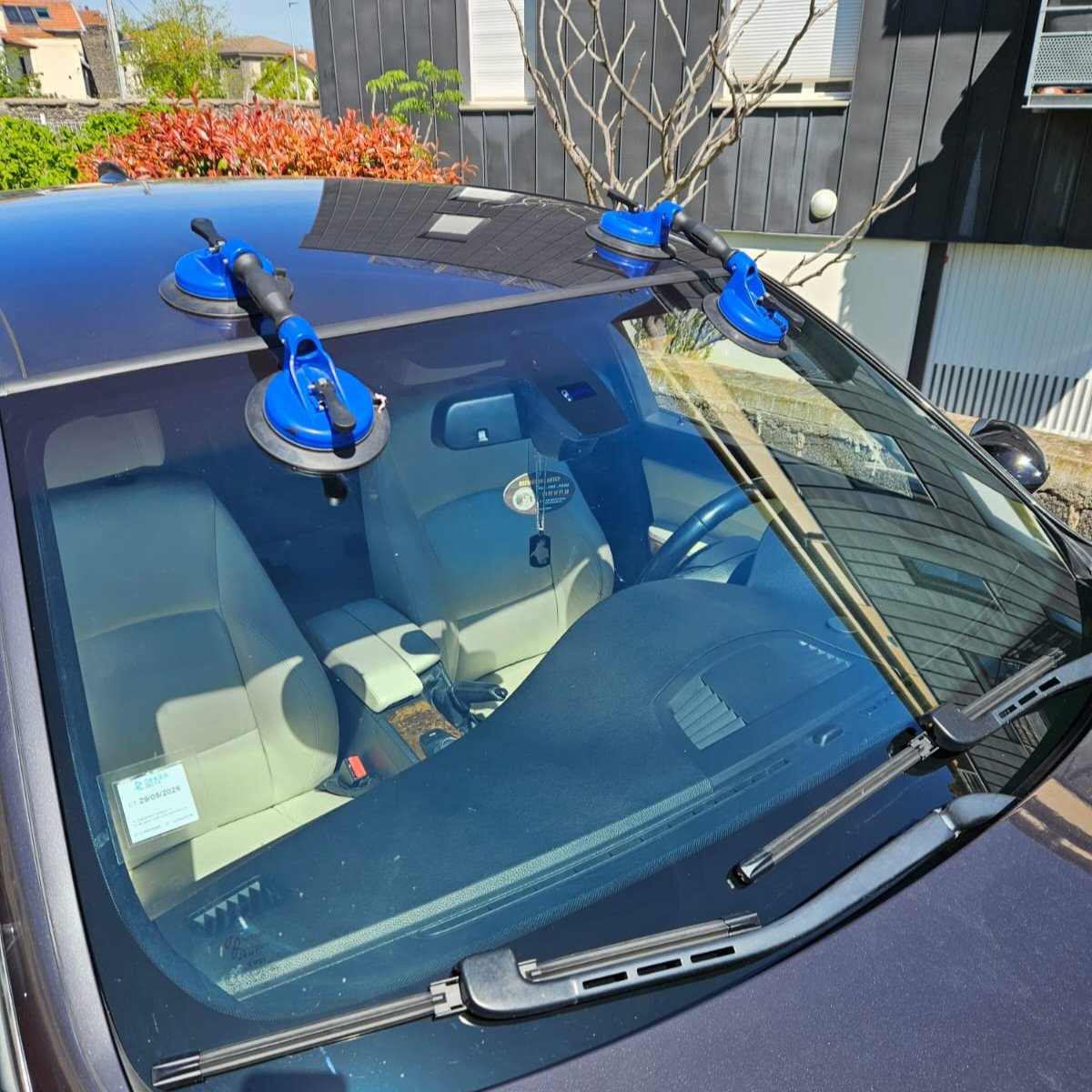 VertGlassFrance's tweet photo. Certains font leurs valises, nous on change des pare-brises !
#BMWSerie3 #RemplacementParebrise #InterventionRapide #PasEnVacances #VertGlass https://t.co/SpiRgKwHXO