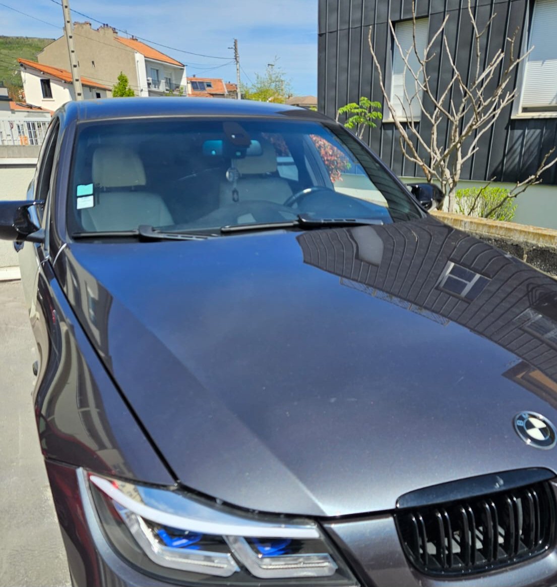VertGlassFrance's tweet photo. Certains font leurs valises, nous on change des pare-brises !
#BMWSerie3 #RemplacementParebrise #InterventionRapide #PasEnVacances #VertGlass https://t.co/SpiRgKwHXO