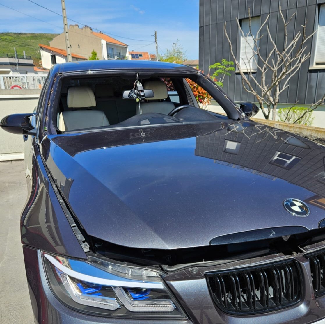 VertGlassFrance's tweet photo. Certains font leurs valises, nous on change des pare-brises !
#BMWSerie3 #RemplacementParebrise #InterventionRapide #PasEnVacances #VertGlass https://t.co/SpiRgKwHXO