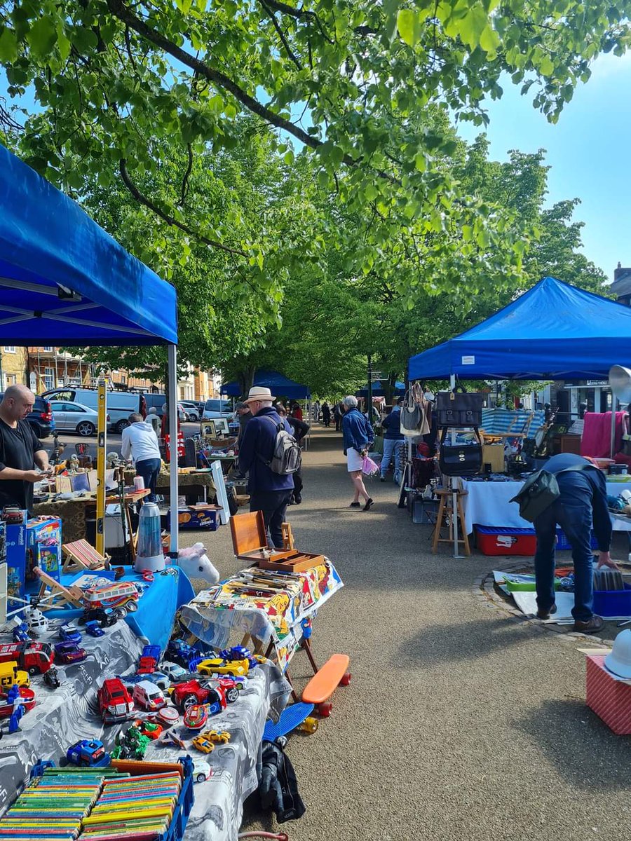 Looking for a charming and unique shopping experience? From independent shops to adorable tea rooms, trendy cafes, and delicious restaurants, and weekly street markets, our town has it all. Come explore our picturesque streets and see what treasures you can find! ❤️