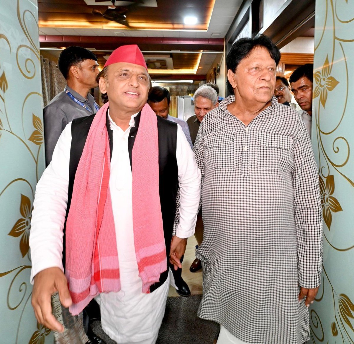 अखिलेश यादव और रामलालजी सुमन ♥️
#PDA
