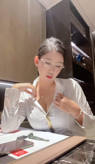 戴眼镜的反差白领，口活超好