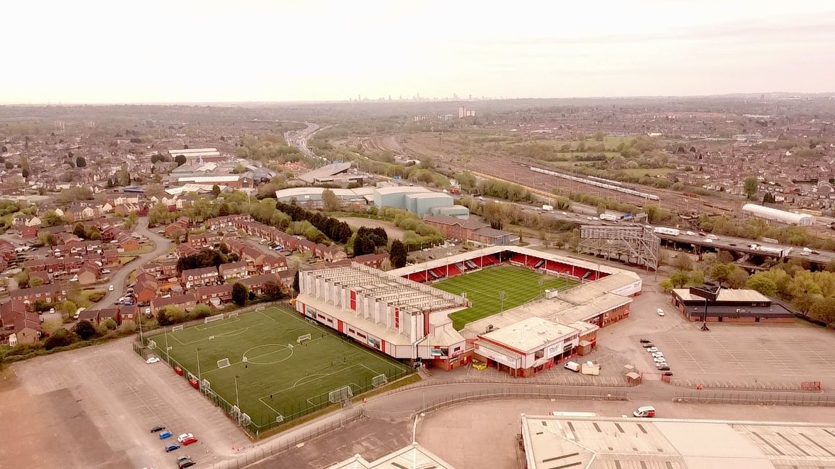 Stadium_Dreams's tweet image. ๐๏ธ Bescot Stadium
๐ Walsall ๐ด๓ ง๓ ข๓ ฅ๓ ฎ๓ ง๓ ฟ
๐ถ Capacity 11,300
๐ Walsall FC, Aston Villa Women
๐ค Is any stadium closer to the motorway than this?