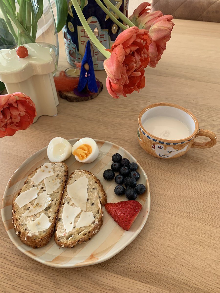 ellatulipe's tweet photo. di Belanda hampir tiap hari sarapan roti 😆 https://t.co/ggpTpB0wbM