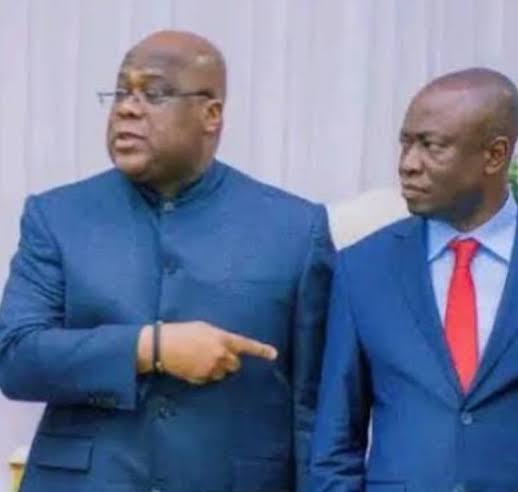 Félix TSHISEKEDI au téléphone avec KABUYA

Kabuya : Excellence Bonjour 
Félix : Kabuya, bishi ?

Kabuya : président ça ne va pas 
Félix: Ntshinyi kabidi ?

Kabuya : Kabila est rentré au pays ?
Félix : Kabuya, je n'ai pas fermé l'oeil la nuit

Kabuya : mukulumpa nituenza bishi ?