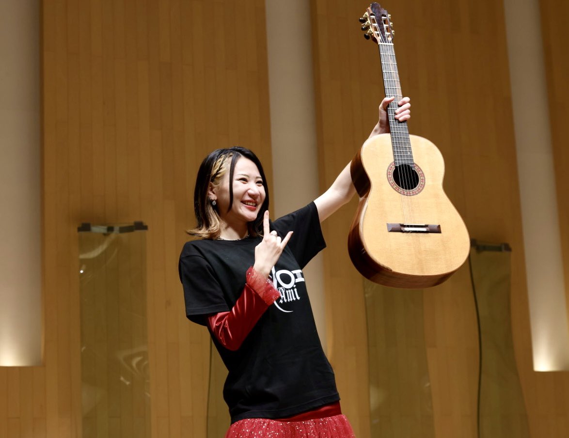 kazuframe's tweet photo. 猪居亜美さんのギターリサイタル
CLASSIC×ROCK 2025 - Bach×Yngwieに参戦してき���。去年よりもさらにパワーアップ！超絶技巧で素晴らしいステージだった。楽しそうに演奏する姿に私も嬉しくなってしまった😊来月は銀座のヤマハホールで追加公演もあるので楽しみ〜😎 https://t.co/RWOe1SKJgI