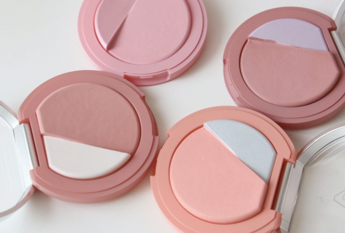 Giffin_08's tweet image. บอกเลยบลัสที่ฮิตที่สุดตอนนี้ก็ต้องน้อง 3CE BLUSHLIGHTER 💕✨เลยค่าา น้องเป็นBlush 2 Texture ในตลับเดียว เนื้อแมท โปร่งแสงและไฮไลท์หน้าพุ่ง คือมากปัดเบลนกับเข้ากับผิวแบบธรรมชาติมาก แล้วแต่ละสีคือน่ารักสุดๆ ผิวสวยฉ่ำๆเลยย คือต้องมีอะ #บลัชแสงสับสลับลุค #BLUSHLIGHTER #3CETH