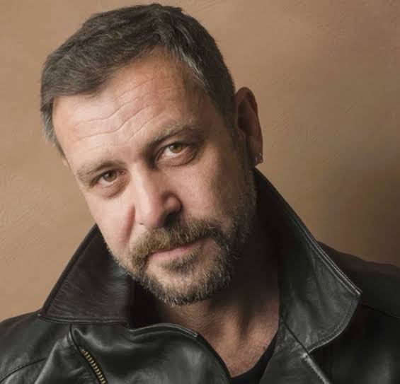 Kız kardeşini emanet edebileceğin bir adam hayal et; Ve bir kadını öyle sev...

- Nejat İşler