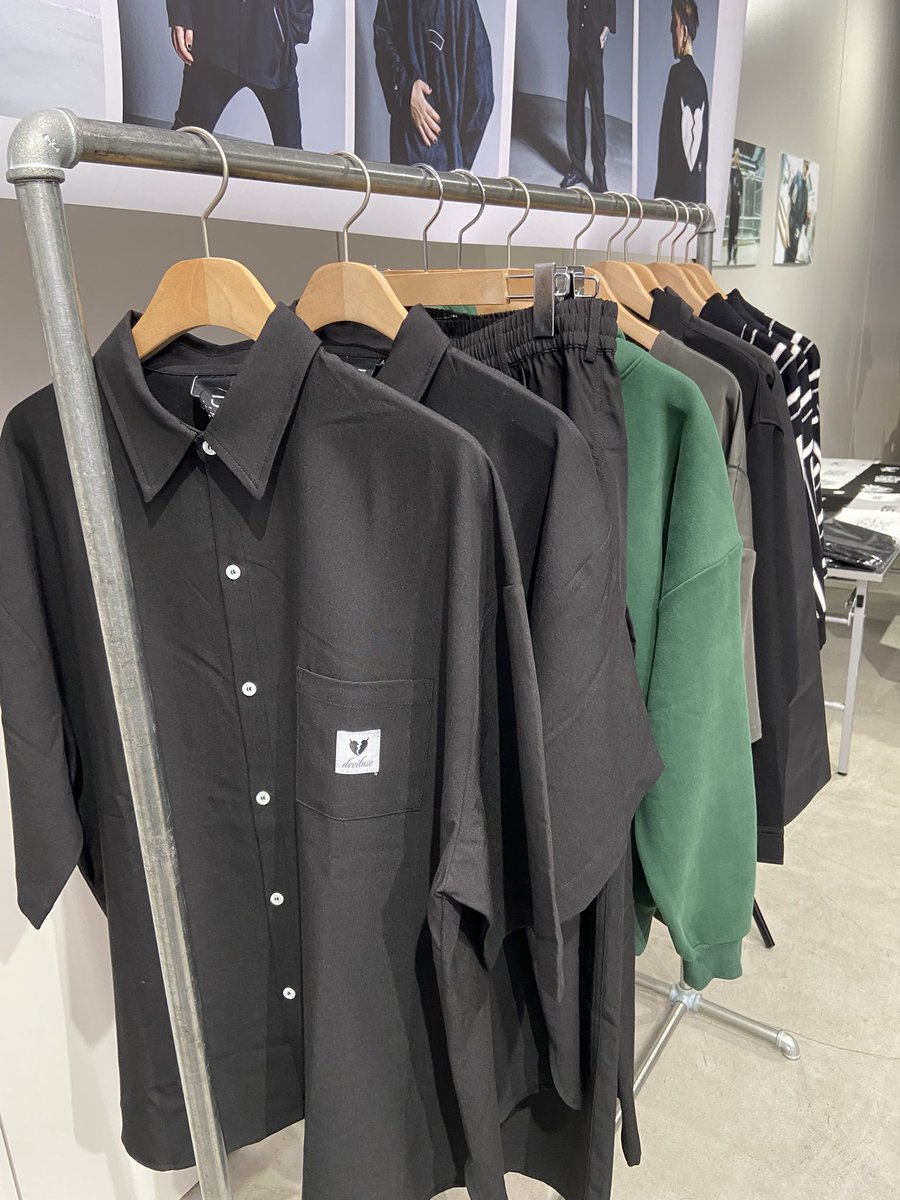 yasu1069's tweet photo. 京都店に行ってきた！！
欲しいもん全部買えたぜ！！
予定なかったけど黒のカッターシャツ可愛くて追加購入してしまったww
 #SiMxDeviluse https://t.co/CS9vxRVX92
