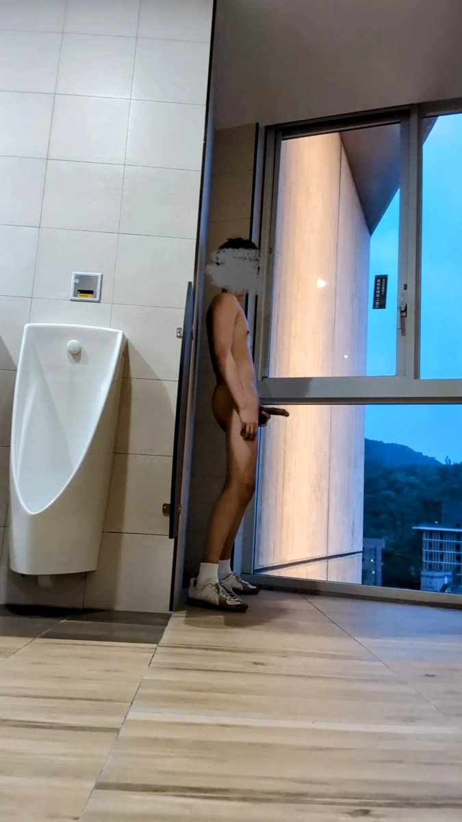 qqpr113355's tweet photo. 看到有落地窗的廁所就忍不住脫光開裸
幹結果有人進來尿尿
只好硬著屌躲在這角落
超刺激 屌反而更硬了
被你抓到的話 想怎麼玩這根肉棒？

#野裸 #暴露 https://t.co/9R46VOiBmM