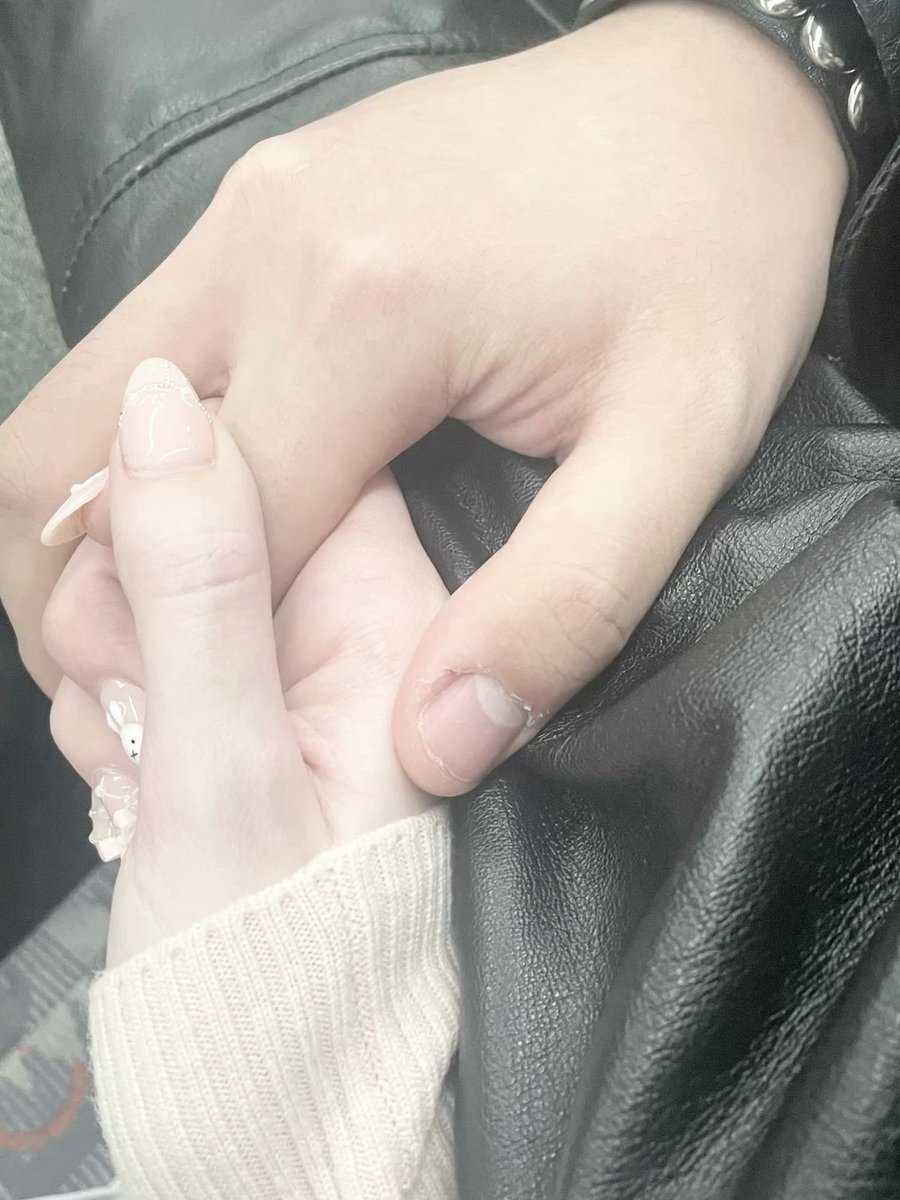 🪽 ── ⟢ ・⸝⸝
          ୨ butch cg ୧
    
          x
    
          ୨ femme little ୧

  #ageretwt #littlespace