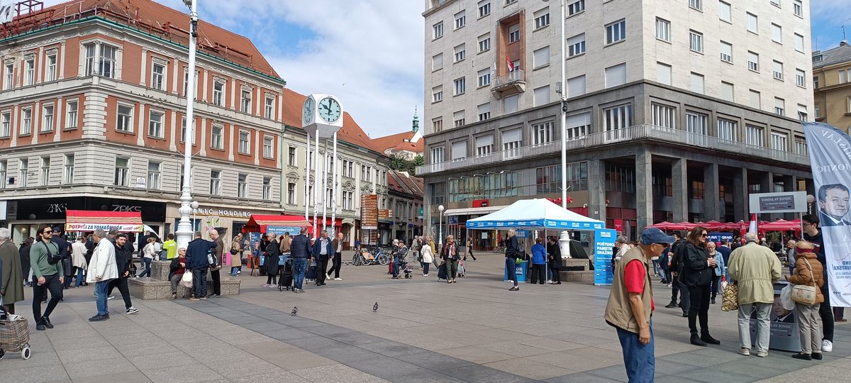 Plac, kava 🤗. 
Usput, pet je štandova na Trgu, gužva jedino na g. Tomaševićevom 🤭.