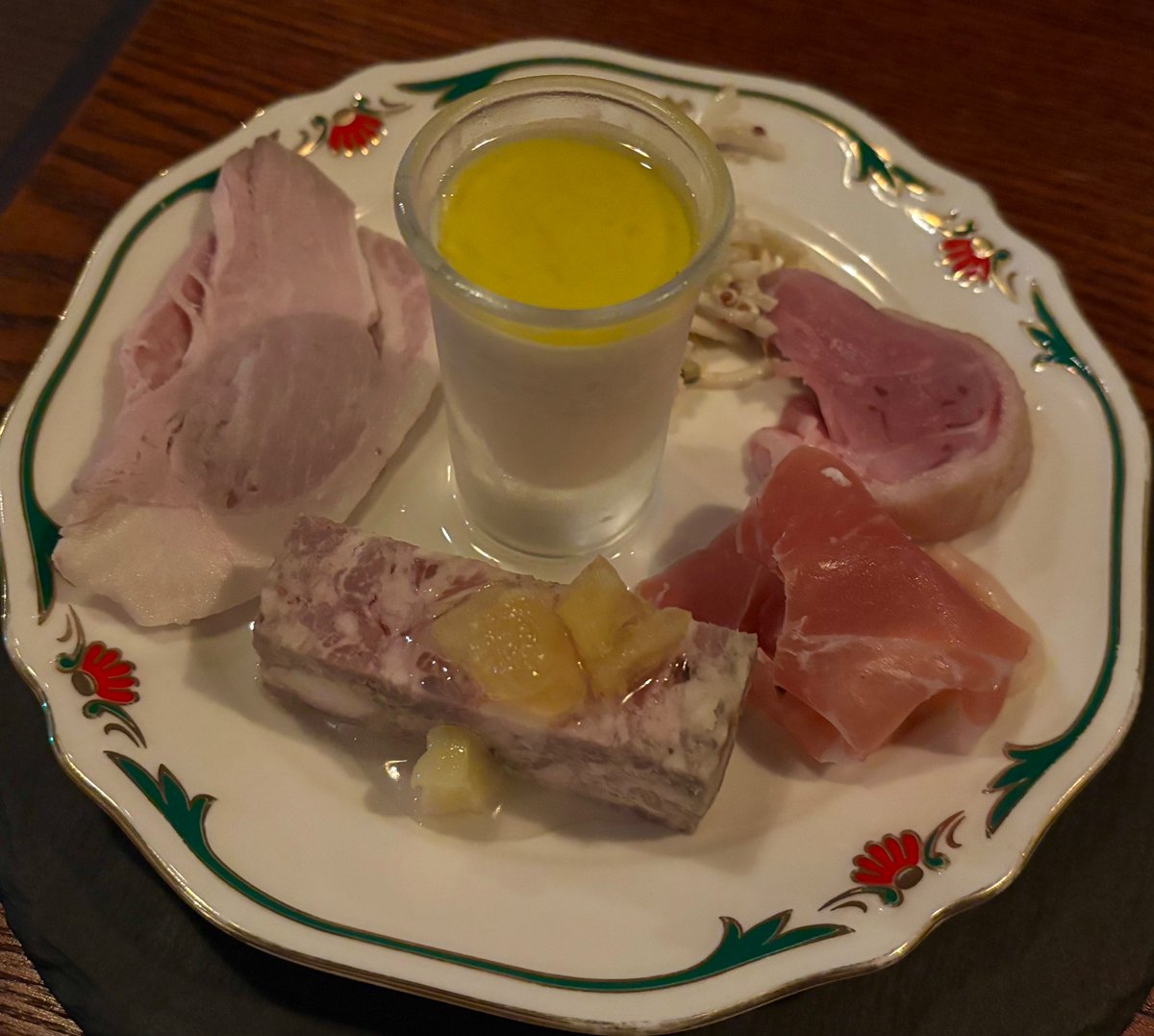 移転してもムッチムチのラムハンバーグは健在でした。神楽坂「TROMBA」網脂で包まれたラム肉100%のハンバーグにトリュフとチーズがたっぷりと... 三右衛門づくしの前菜盛り合わせから始まり、三右衛門のカツレツで締めました。ワインバーってこんなに料理おいしくて良かったんだっけか？