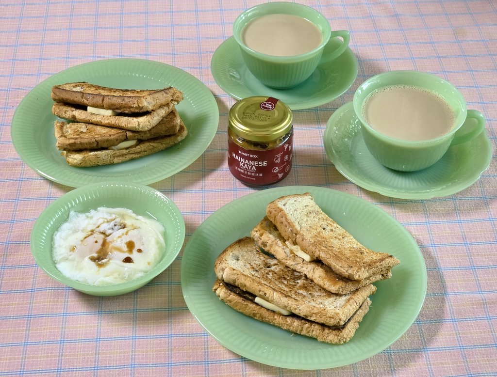 비가 오니 싱가포르 여행 때 생각나서 한껏 차려본 카야토스트 한상.
꾹꾹 눌러 구운 흑빵 토스트에 카야잼 바르고 버터 끼우고 커피에는 연유를 듬뿍, 수란에는 스키야키 타레를 뿌렸다.
현지 카야잼 덕분에 느끼는 비 오는 오후의 행복🥰