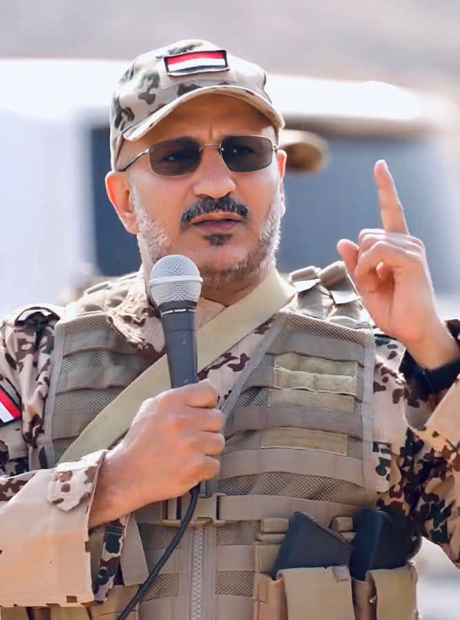 يكفينا تضليل إعلام الحوثي ومحاولاته لشق الصف، ولسنا بحاجة لأقلام شاذة داخل صفوف الشرعية. 
طارق صالح يعمل بروح وطنية بعيدًا عن الحزبية والمناطقية، يجمع ولا يفرق، يضع المصلحة الوطنية أولًا فوق كل اعتبار. 
ارتقوا...